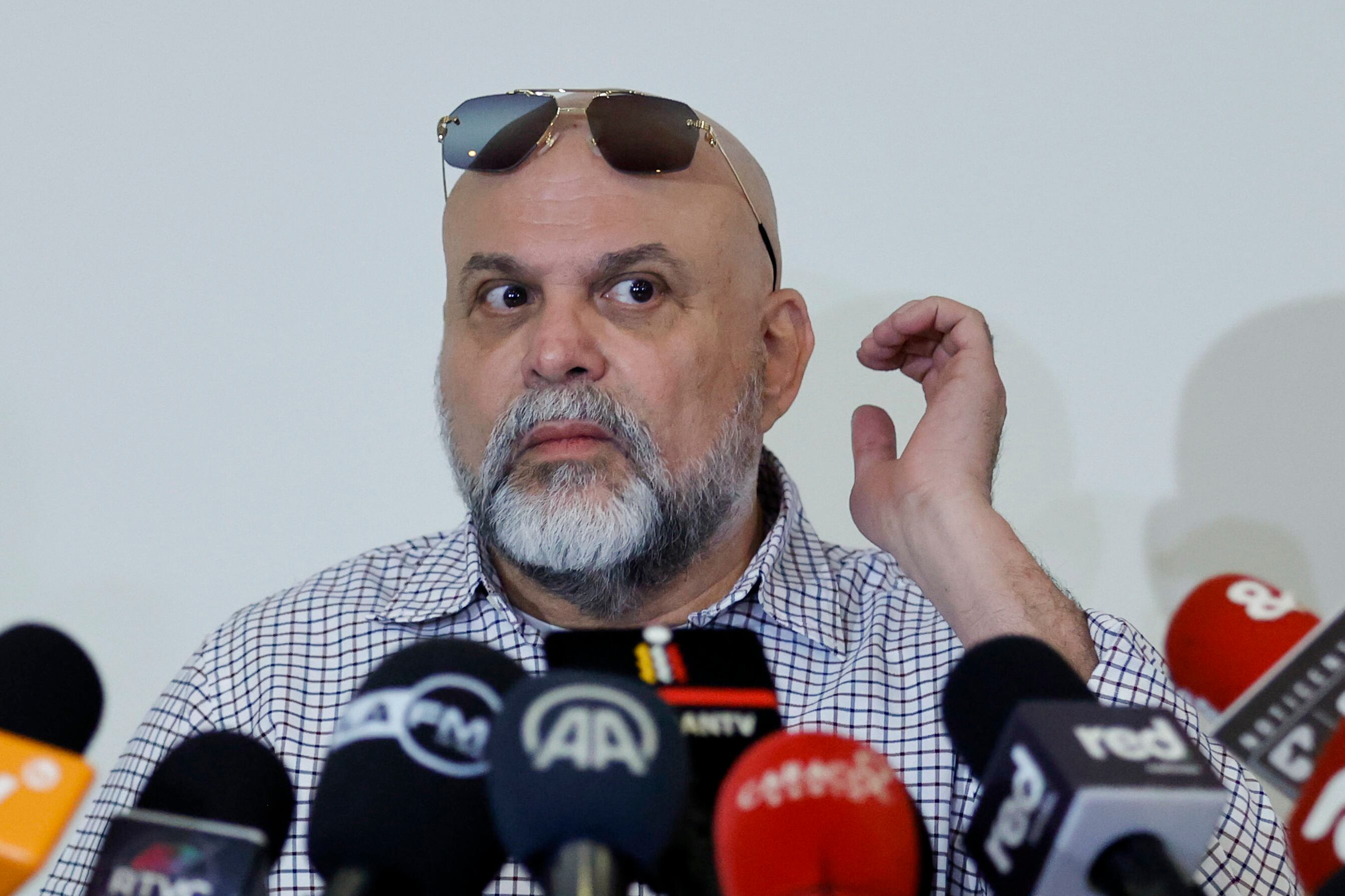 El exjefe de las paramilitares Autodefensas Unidas de Colombia (AUC) Salvatore Mancuso, durante una rueda de prensa en Bogotá (Colombia). La Corte Suprema de Justicia de Colombia denegó este miércoles la libertad del exjefe paramilitar Salvatore Mancuso, quien había salido de prisión en julio pasado por orden de un juez, al considerar que al ser nombrado gestor de paz por el Gobierno se buscaba otorgarle un "beneficio ilimitado" de libertad. EFE/ Mauricio Dueñas Castañeda ARCHIVO