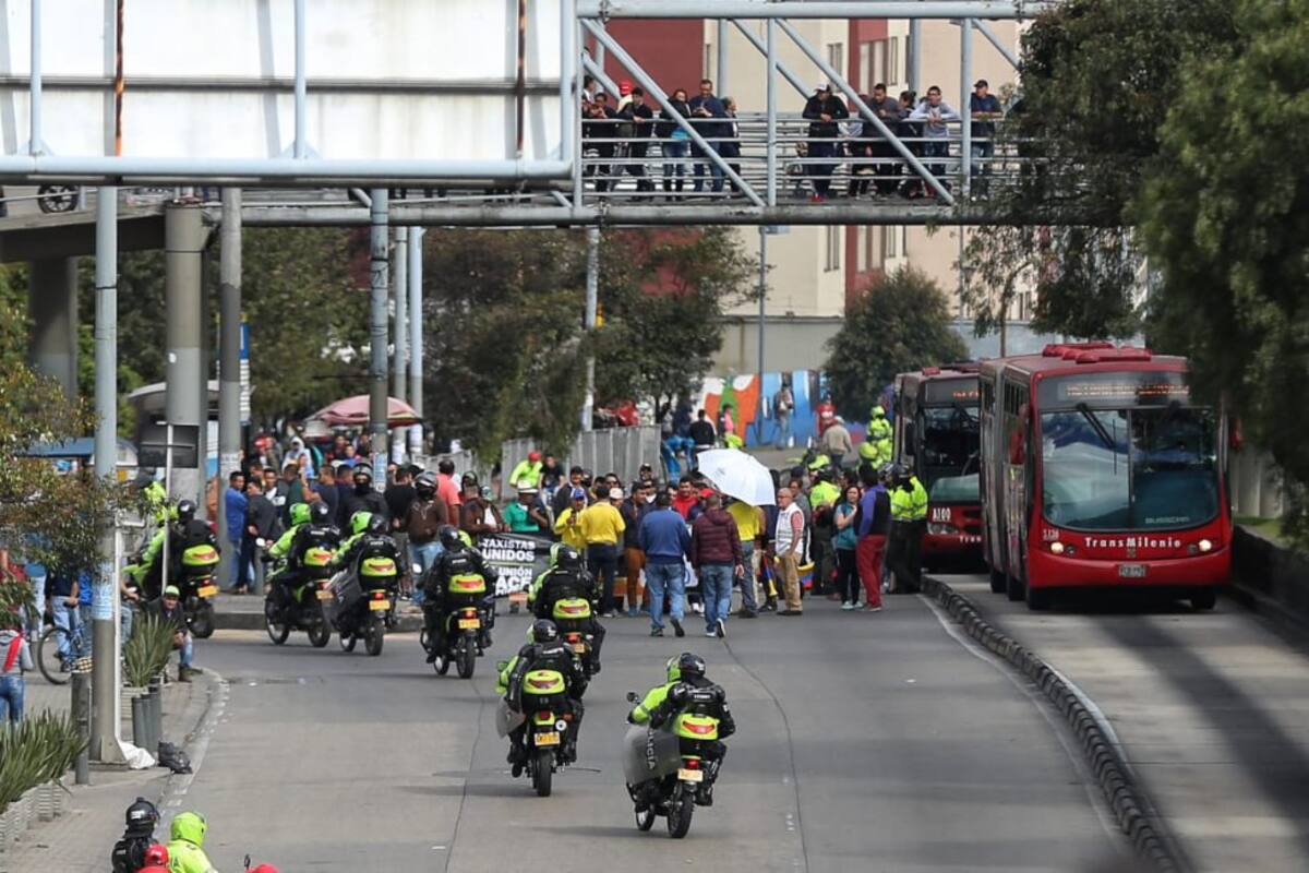También han invadido las vías de Transmilenio