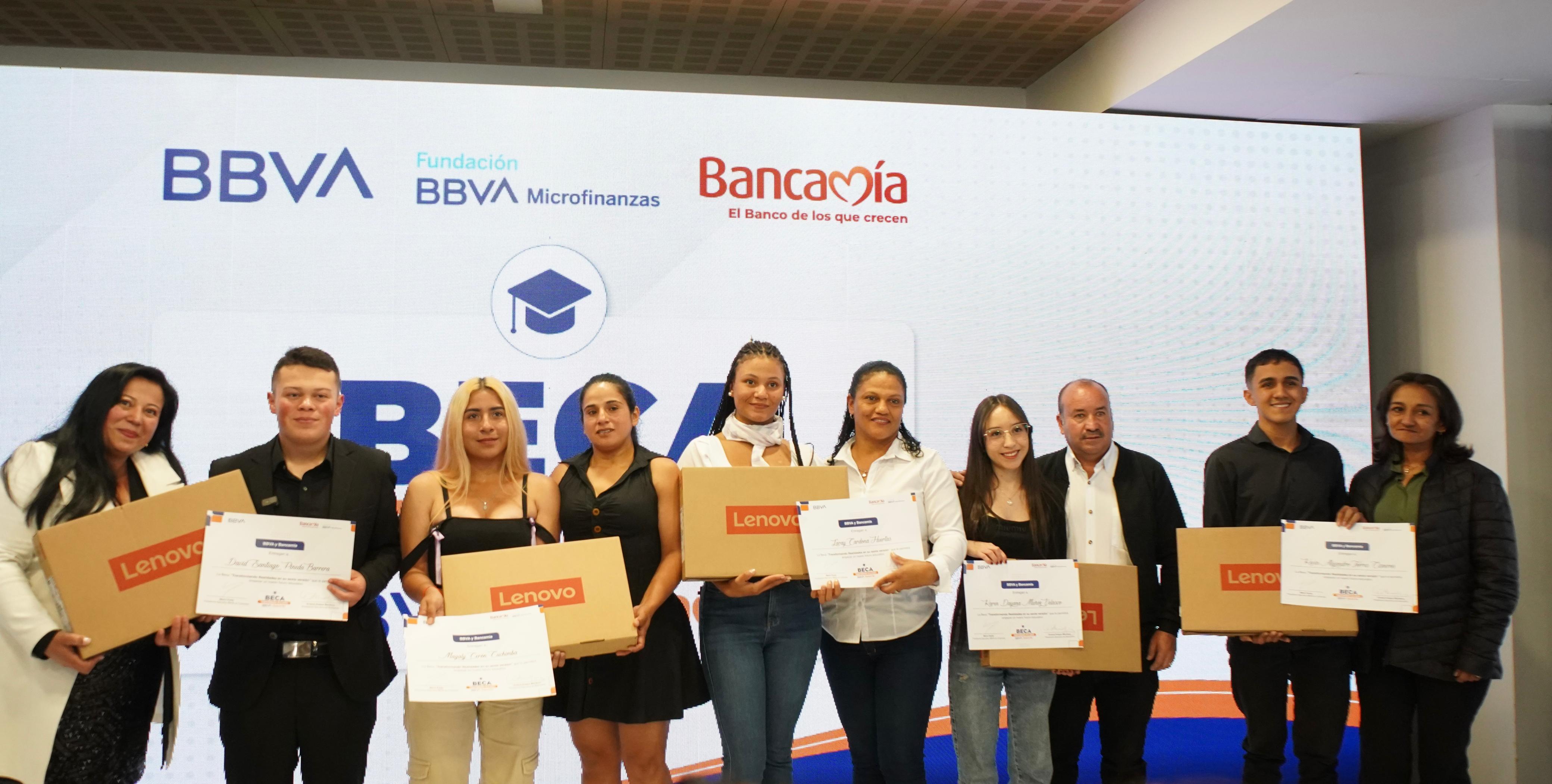 Cinco jóvenes hijos de microempresarios vulnerables irán a la universidad gracias a BBVA y Bancamía