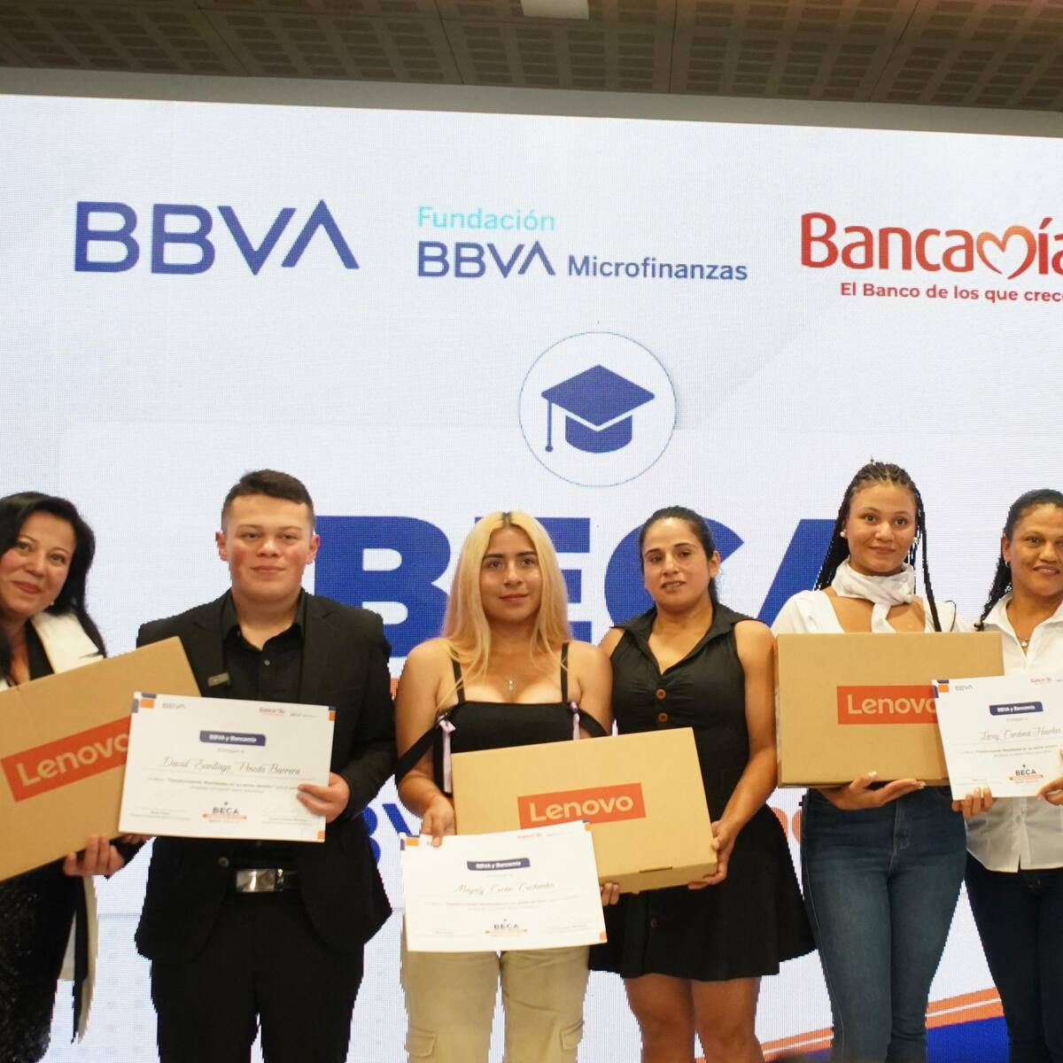 Cinco jóvenes hijos de microempresarios vulnerables irán a la universidad gracias a BBVA y Bancamía