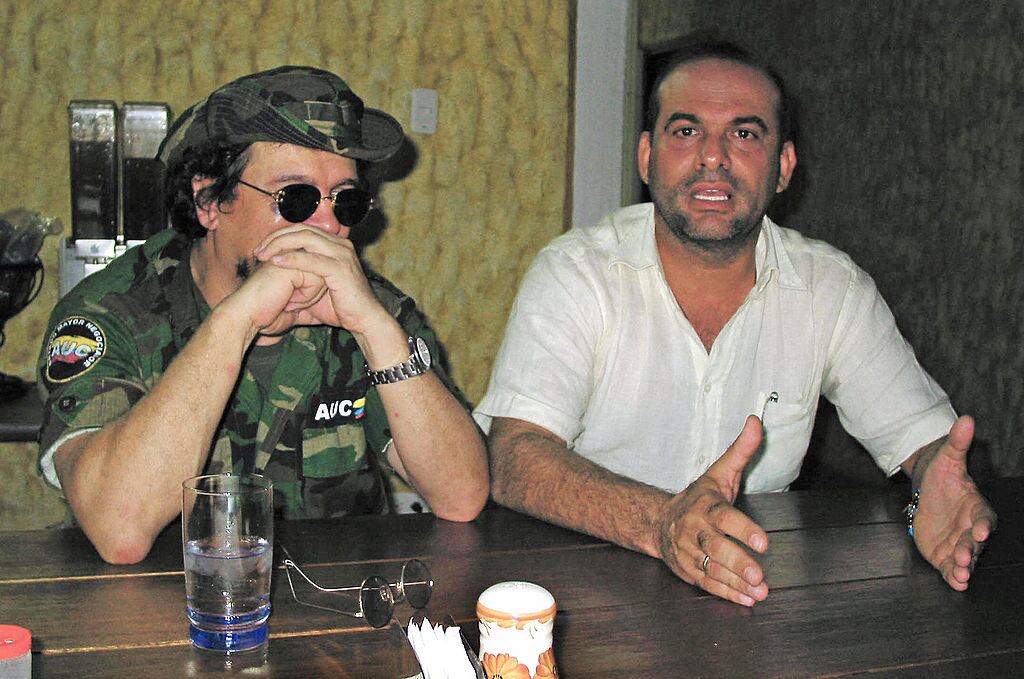 El exjefe paramilitar, Salvatore Mancuso en octubre del 2004  durante la desmovilización del grupo armado ilegal en Santa Fe de Ralito (Getty Images)