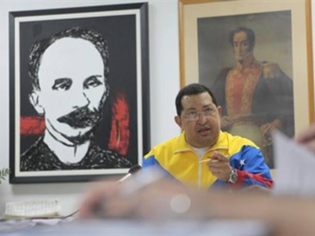Chávez rompe silencio de una semana y anuncia regreso para el 26 de abril