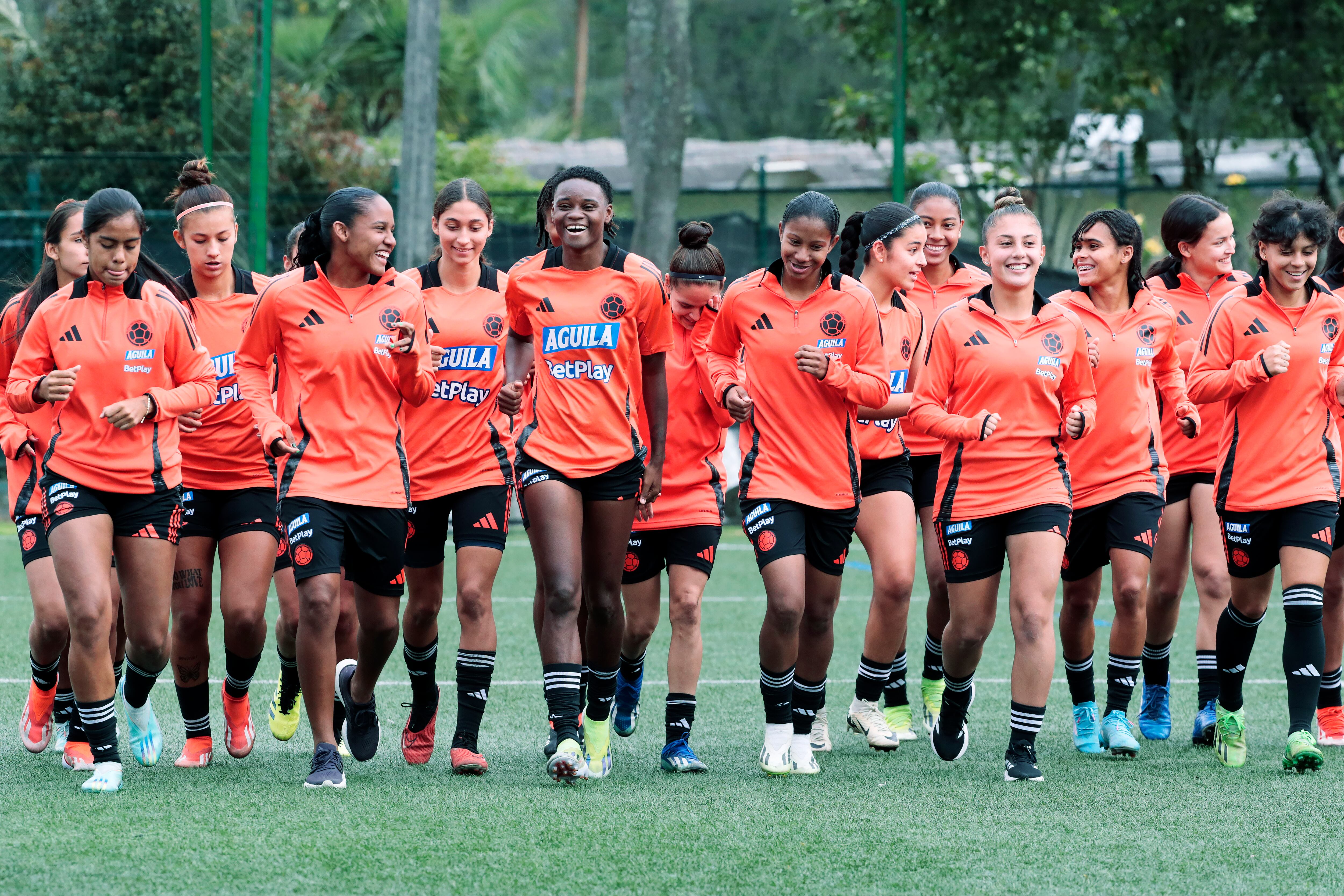 -FOTODELDÍA- AME8965. BOGOTÁ (COLOMBIA), 08/08/2024.- Las jugadoras de las selecciones de fútbol femeninas sub-20 y sub-17 de Colombia corren en un entrenamiento este jueves, en Bogotá (Colombia). EFE/ Carlos Ortega