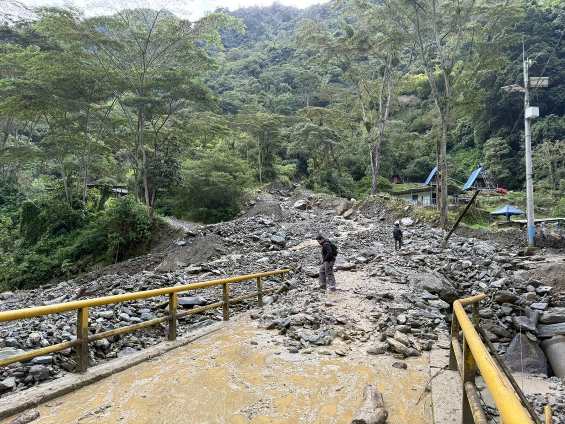Desbordamiento en el puente de Villa Restrepo