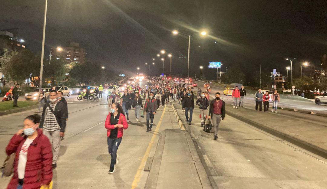 Trancón en Bogotá por manifestaciones obliga a pasajeros a caminar