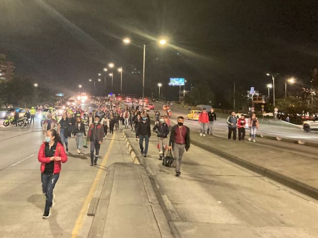 Trancón en Bogotá por manifestaciones obliga a pasajeros a caminar