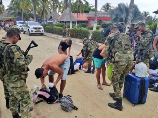 Decomisan droga y licor adulterado en fiesta de extranjeros en Santa Marta