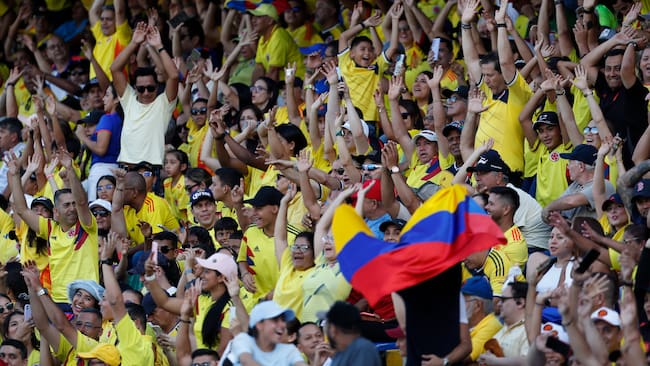 AMDEP7102. CALI (COLOMBIA), 15/09/2024.- Hinchas de Colombia animan este domingo, en un partido de los cuartos de final de la Copa Mundial Femenina sub-20 entre las selecciones de Países Bajos y Colombia en el estadio Pascual Guerrero en Cali (Colombia). EFE/ Ernesto Guzmán Jr.