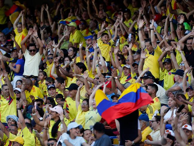 AMDEP7102. CALI (COLOMBIA), 15/09/2024.- Hinchas de Colombia animan este domingo, en un partido de los cuartos de final de la Copa Mundial Femenina sub-20 entre las selecciones de Países Bajos y Colombia en el estadio Pascual Guerrero en Cali (Colombia). EFE/ Ernesto Guzmán Jr.