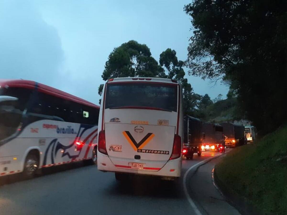 Mujer con COVID-19 murió al interior de un bus en la vía La Línea