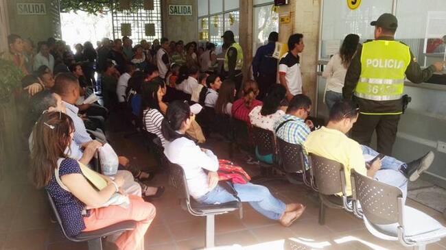 Cucuteños pagando impuestos