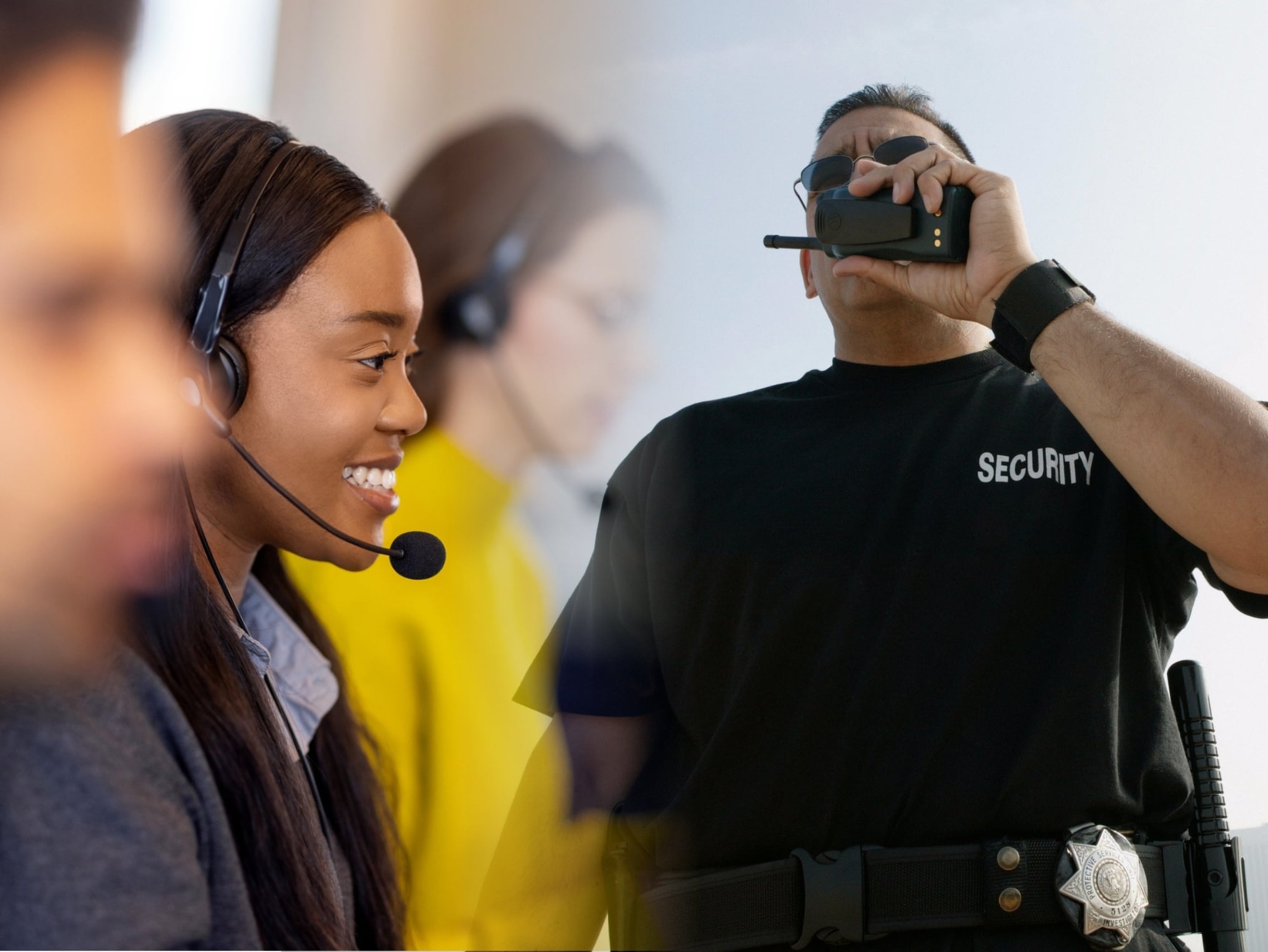 A la izquierda: Imagen de referencia de personal de atención al cliente. A la derecha: Imagen ilustrativa de un guarda de seguridad (Crédito: Getty Images)