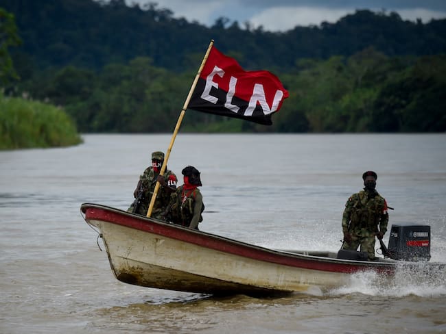 Members of the Ernesto Che Guevara front, belonging to the National Liberation Army (ELN) guerrillas,  patrols the river at the jungle, in Choco department in Colombia, on May 23, 2019. - The ELN or National Liberation Army is Colombia&#039;s last rebel army and one of the oldest guerrillas in Latin America. (Photo by Raul ARBOLEDA / AFP)        (Photo credit should read RAUL ARBOLEDA/AFP via Getty Images)