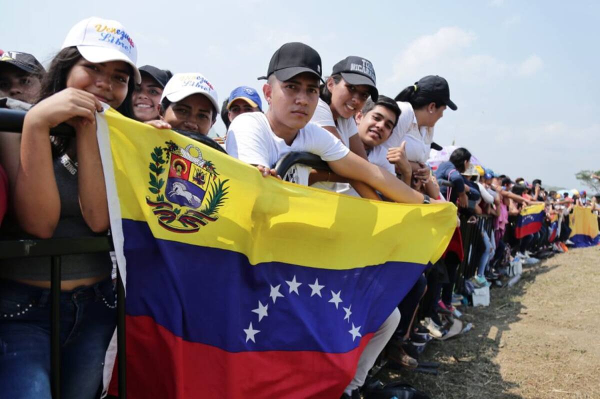 Los asistentes con su bandera dicen presente