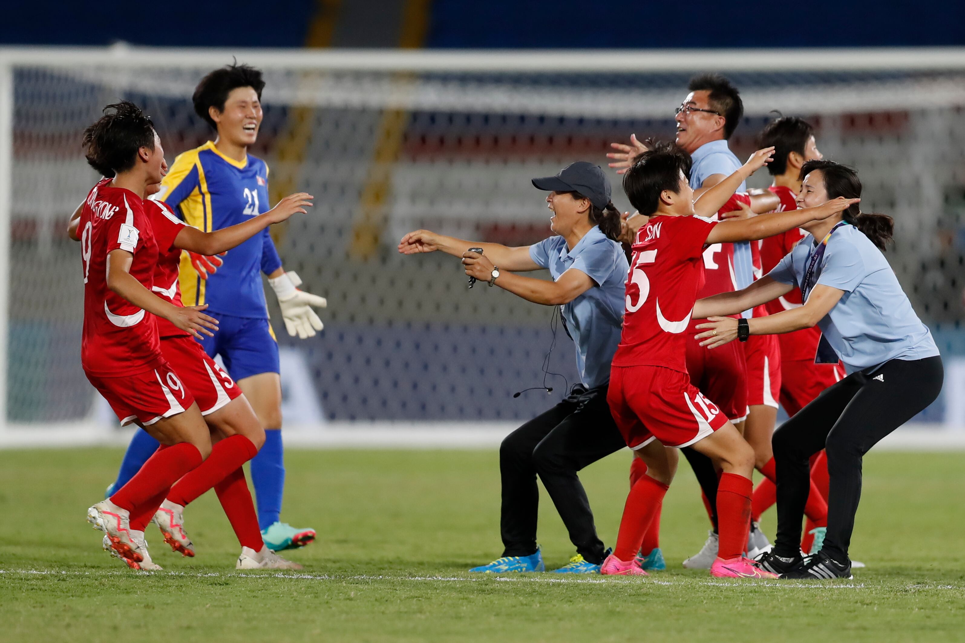 AMDEP7366. CALI (COLOMBIA), 18/09/2024.- Jugadoras de Corea del Norte celebran al ganar el partido de las semifinales de la Copa Mundial Femenina sub-20 contra los Estados Unidos este miércoles, en el estadio Pascual Guerrero en Cali (Colombia). EFE/ Ernesto Guzmán Jr.