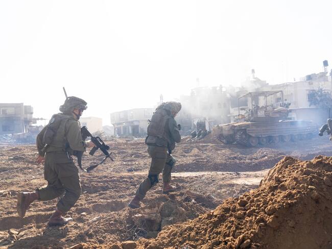 JAN YUNIS, 23/01/2024.- El Ejército israelí anunció este martes que ha logrado rodear Jan Yunis, principal ciudad del sur de la Franja de Gaza.
