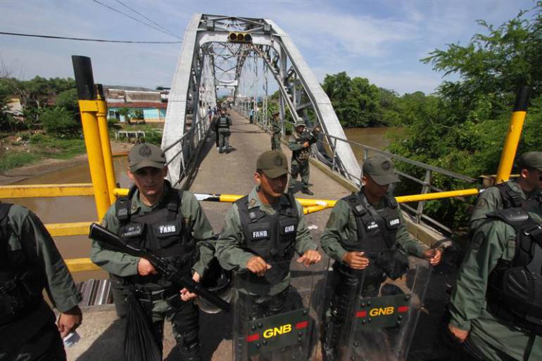 Miembros de la Guardia Nacional Bolivariana de Venezuela (GNB) resguardan las inmediaciones del puente internacional Union.