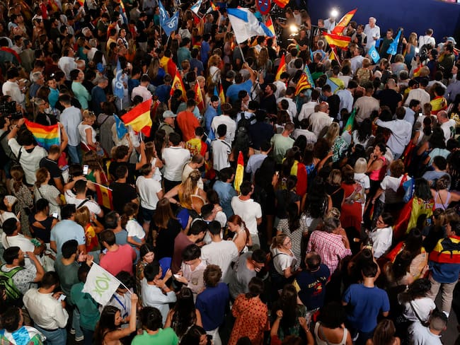 Simpatizantes del PP en la sede de los populares en Madrid tras conocerse los resultados en las elecciones celebradas hoy Domingo. EFE / Javier Lizón.