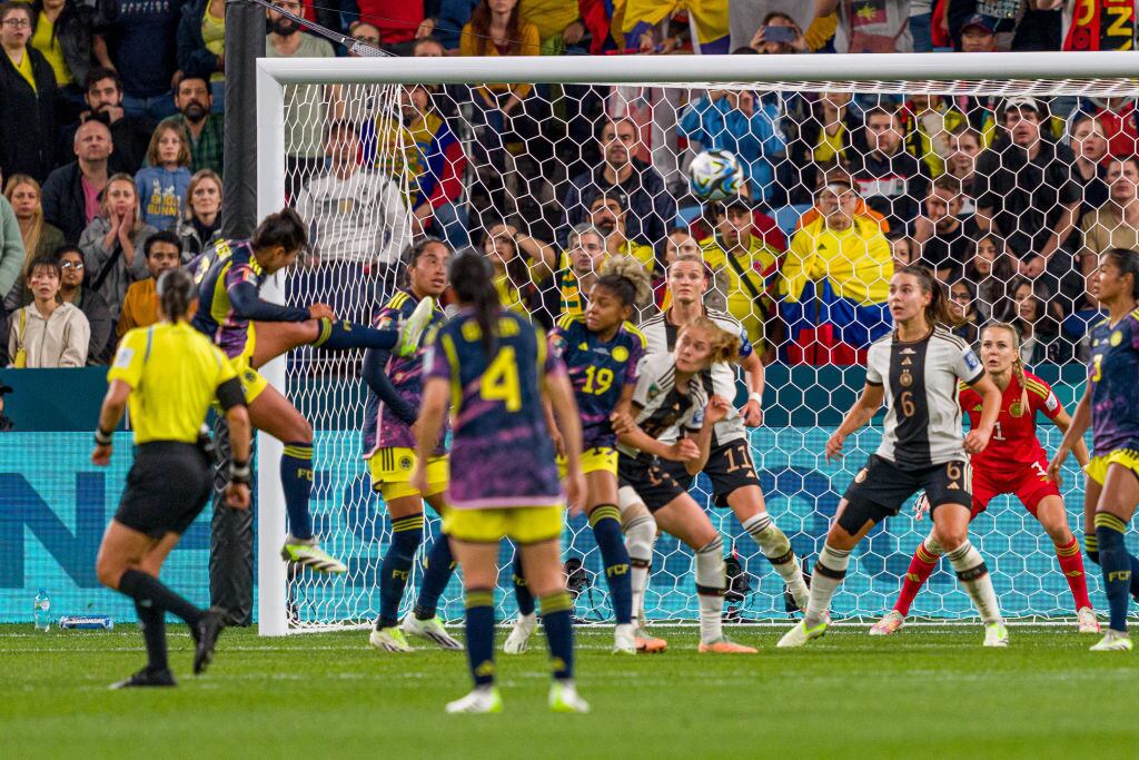 Momento exacto en el que Manuela Vanegas marca el gol agónico para Colombia (Photo by Andy Cheung/Getty Images)