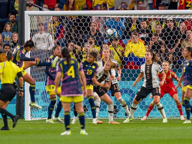 Momento exacto en el que Manuela Vanegas marca el gol agónico para Colombia (Photo by Andy Cheung/Getty Images)