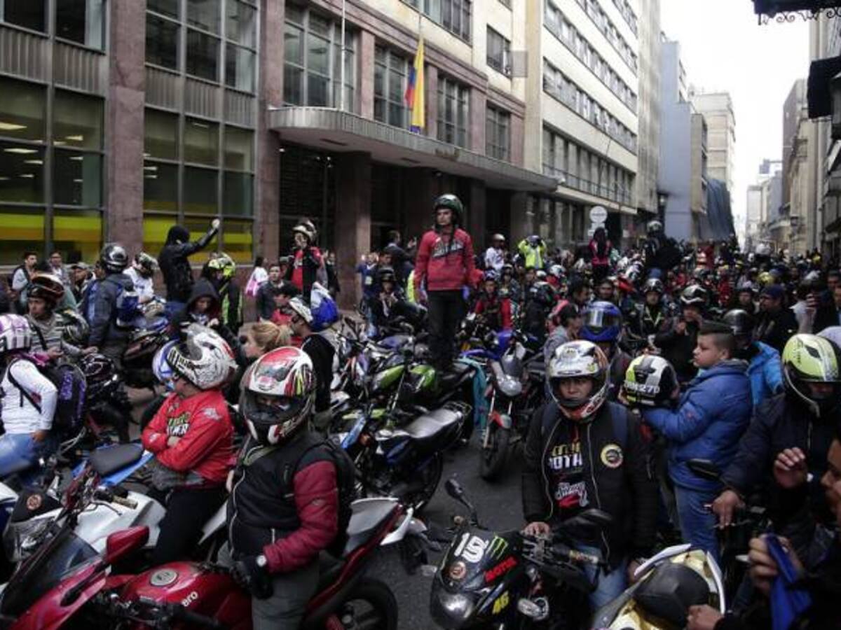Motociclistas en Bogotá anuncian demanda contra esquema de patios y grúas