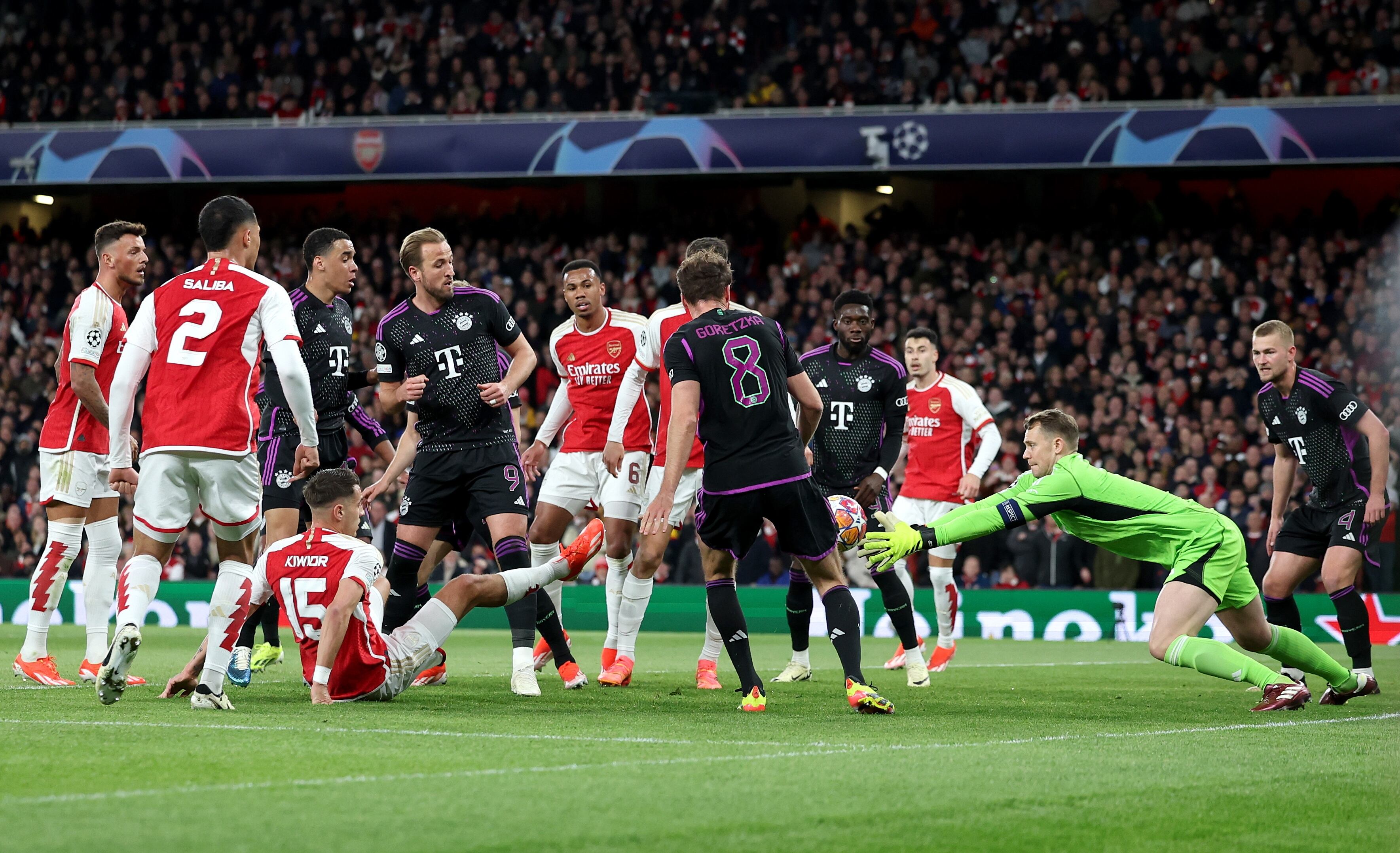 London (United Kingdom), 09/04/2024.- Bayern goalkeeper Manuel Neuer gets to the ball during the UEFA Champions League quarter-finals, 1st leg soccer match between Arsenal FC and FC Bayern Munich, in London, Britain, 09 April 2024. (Liga de Campeones, Reino Unido, Londres) EFE/EPA/ANDY RAIN