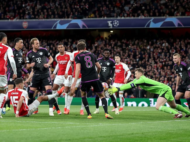 London (United Kingdom), 09/04/2024.- Bayern goalkeeper Manuel Neuer gets to the ball during the UEFA Champions League quarter-finals, 1st leg soccer match between Arsenal FC and FC Bayern Munich, in London, Britain, 09 April 2024. (Liga de Campeones, Reino Unido, Londres) EFE/EPA/ANDY RAIN
