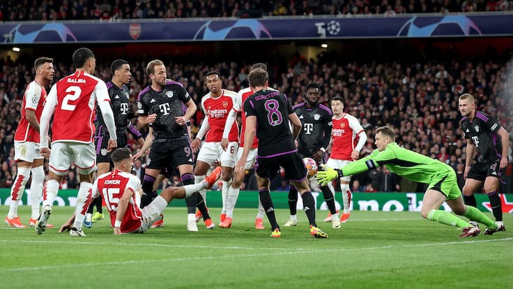 London (United Kingdom), 09/04/2024.- Bayern goalkeeper Manuel Neuer gets to the ball during the UEFA Champions League quarter-finals, 1st leg soccer match between Arsenal FC and FC Bayern Munich, in London, Britain, 09 April 2024. (Liga de Campeones, Reino Unido, Londres) EFE/EPA/ANDY RAIN