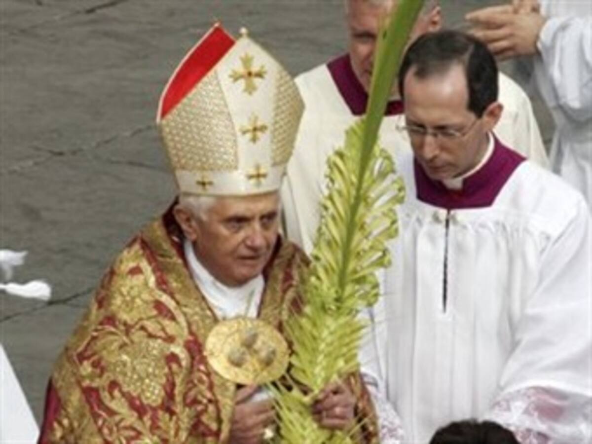 Benedicto XVI preside procesión de ramos al iniciar la Semana Santa