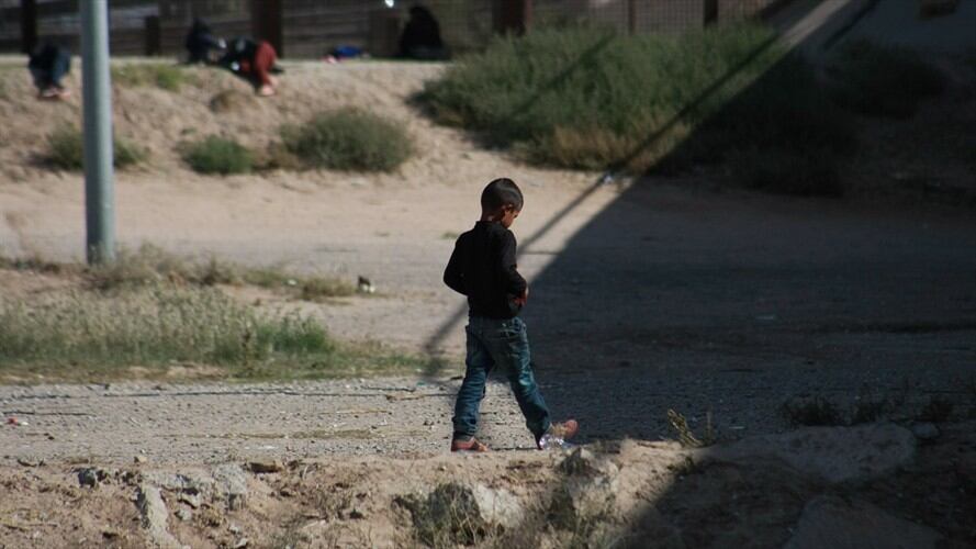 Niños en la frontera entre México y Estados Unidos. Foto: David Peinado/NurPhoto via Getty Images