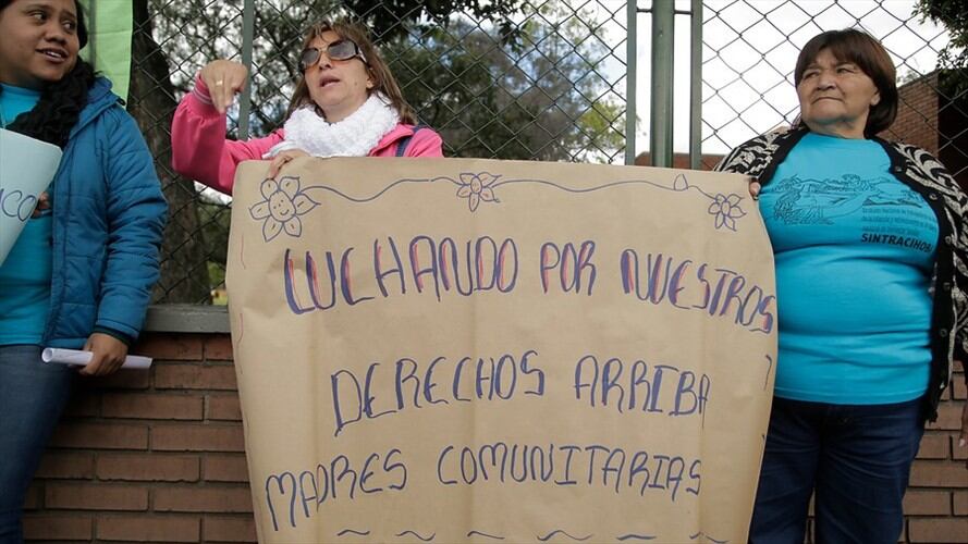 El pasado mes de junio, madres comunitarias se manifestaron en todo el país contra el ICBF por discrimiación salarial y pensional. Foto: Colprensa/Juan Páez