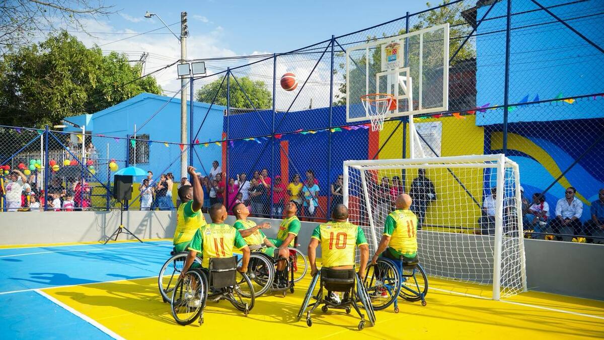Gobernador Yamil Arana entregó cancha en los barrios Rosedal y María Cano