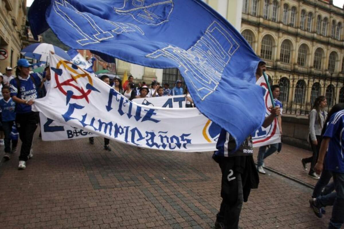 Con pancartas azules y blancas, los hinchas de Millonarios inundaron la ciudad en el cumpleaños 67 del equipo. Foto: COLPRENSA ©