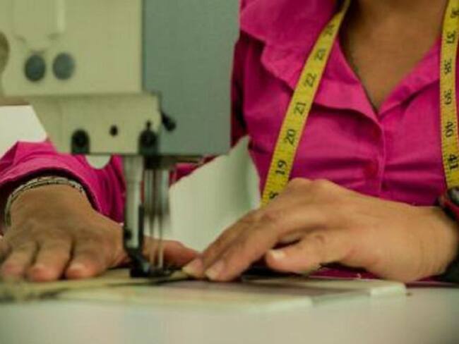 Excombatiente de las Farc enseña costuras a otras mujeres en Bolívar