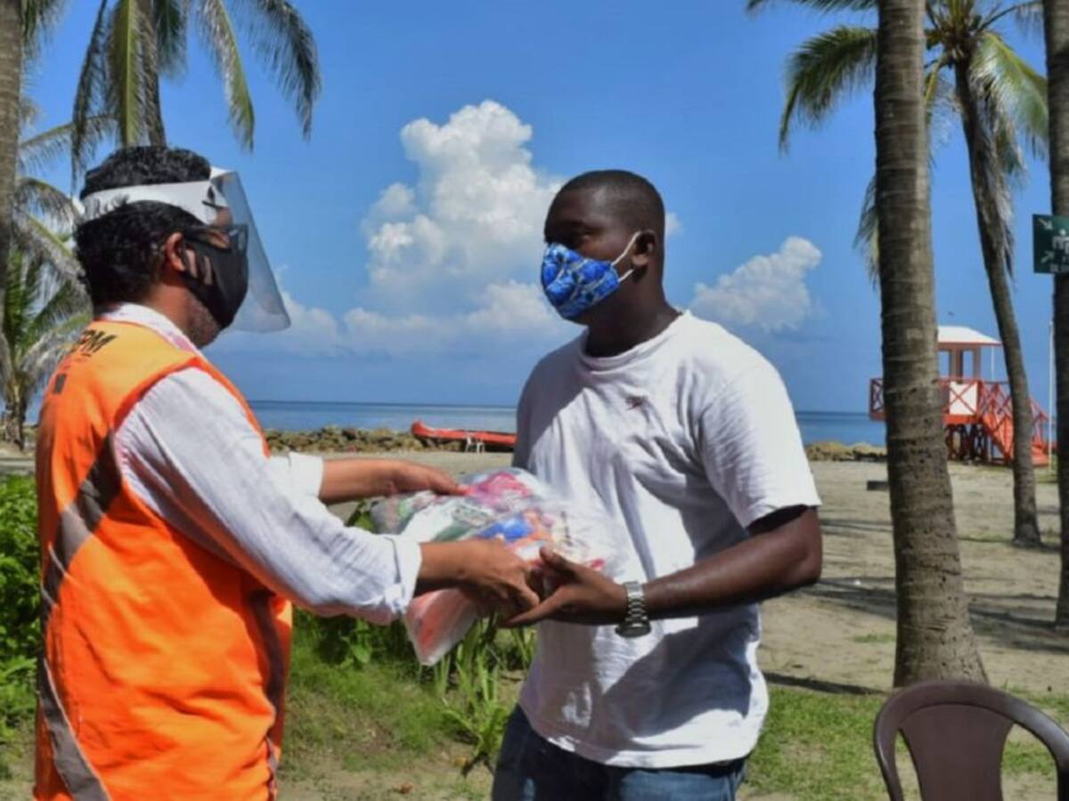 Entregan ayudas humanitarias a vendedores de las playas de Bocagrande