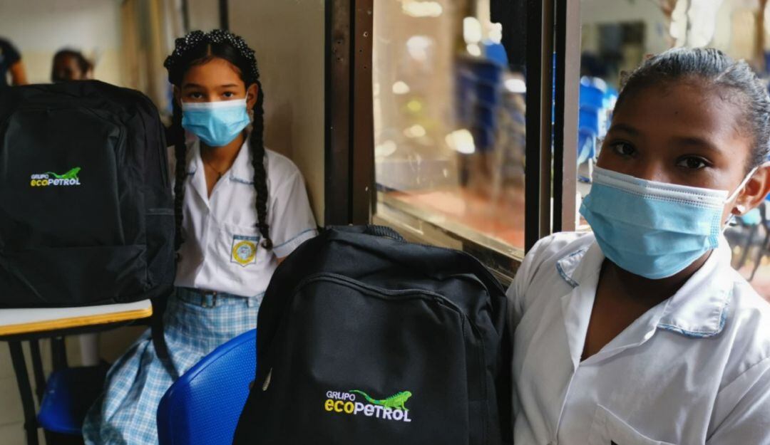 El kit está conformado por un morral escolar con cartuchera, carpetas, cuadernos, regla, caja de 24 colores, borradores, entre otros artículos