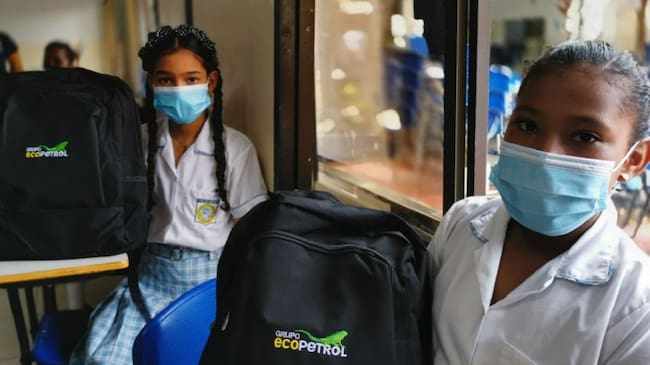 El kit está conformado por un morral escolar con cartuchera, carpetas, cuadernos, regla, caja de 24 colores, borradores, entre otros artículos