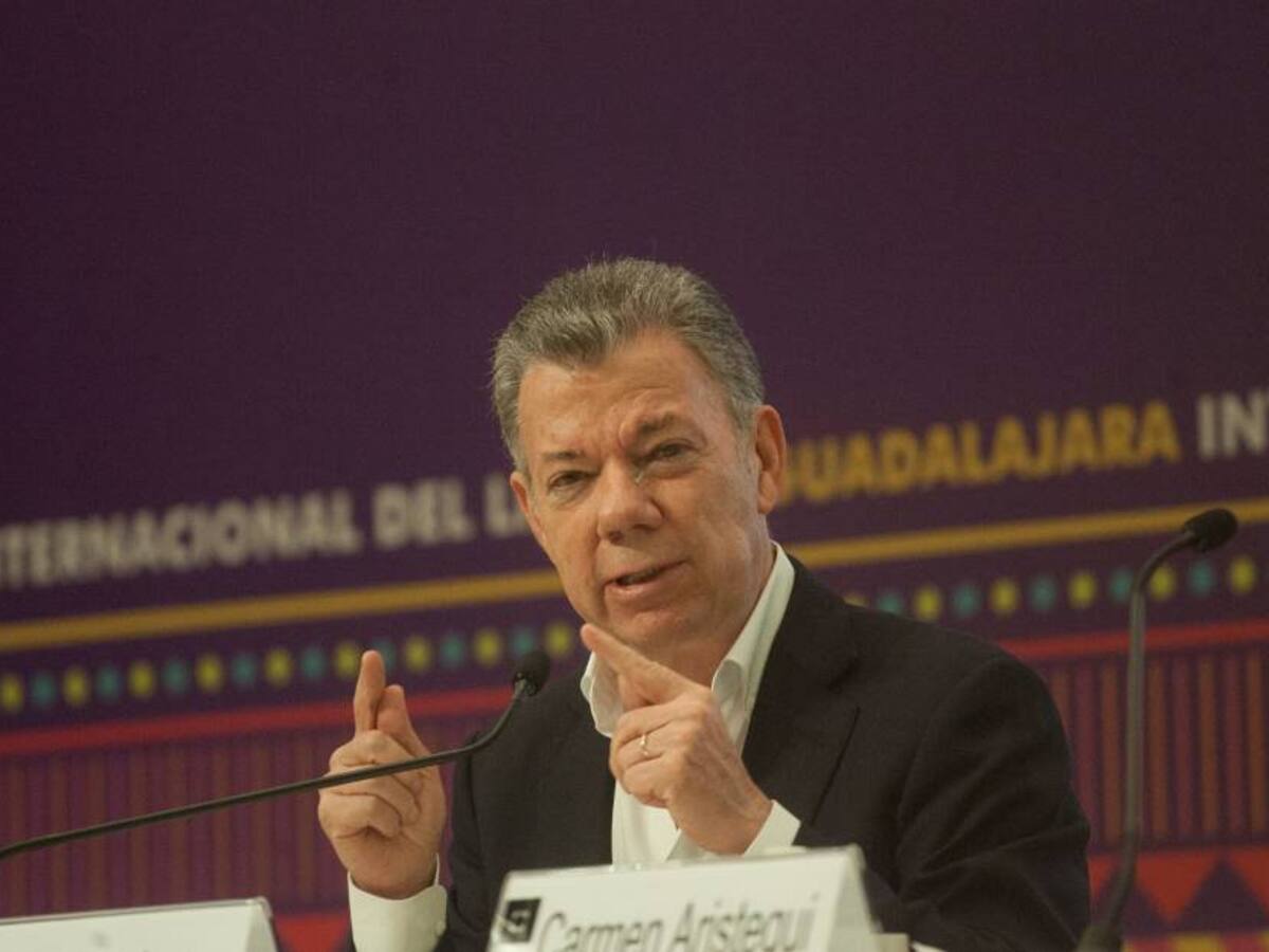 Santos apoya 100% esfuerzos de paz de Gustavo Petro