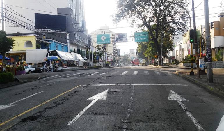 Esta es la vía que quedará solo de subida. Ya se está quitando la demarcación de doble vía.