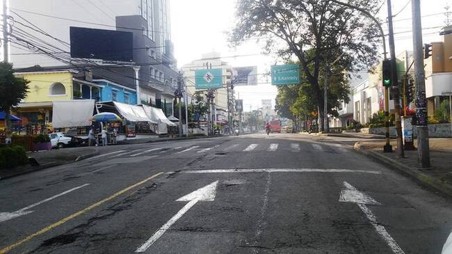 Esta es la vía que quedará solo de subida. Ya se está quitando la demarcación de doble vía.