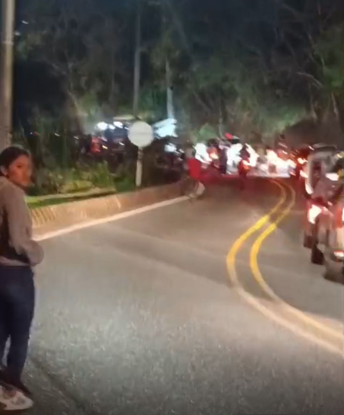 Piques ilegales fuera de control en Cali: dos jóvenes gravemente heridos en el km 18