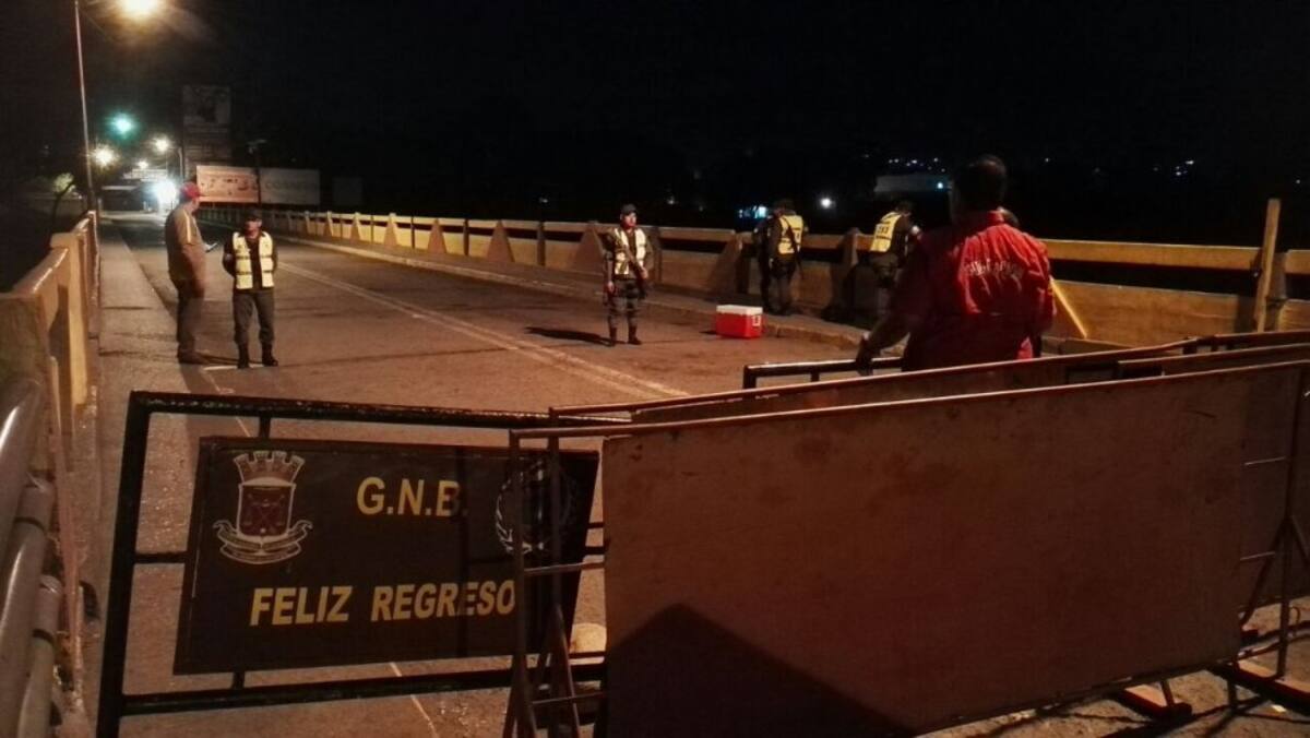 Desolación y trsiteza en la zona de frontera hasta donde habían llegado cientos de ciudadanos con la esperanza de cruzar la línea limítrofe.