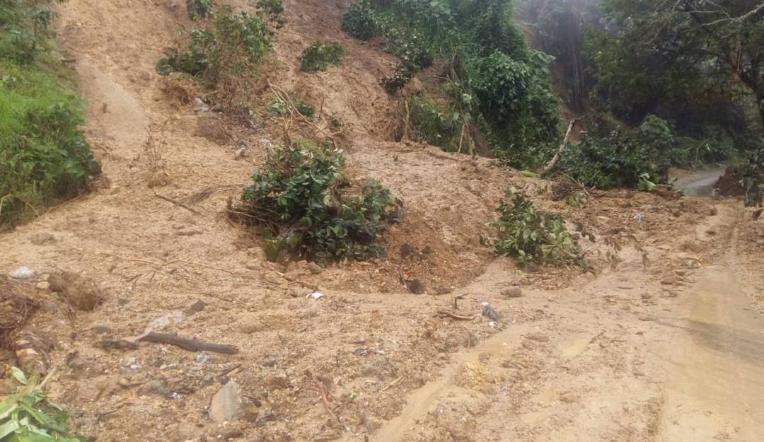 Derrumbes en la vía Salamina - La Merced. Crédito: Suministrada por la comunidad.
