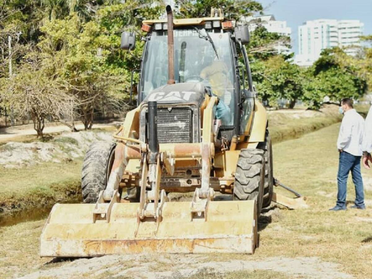 Llegó retroexcavadora para realizar mantenimiento a canal de El Laguito