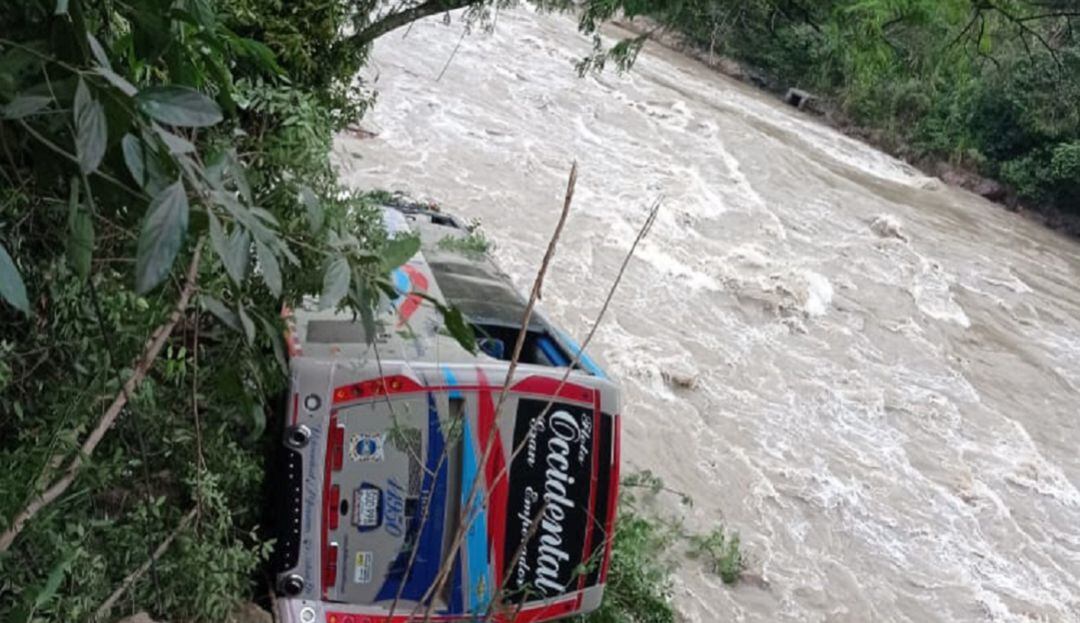 Bus accidentado en la vía La Felisa