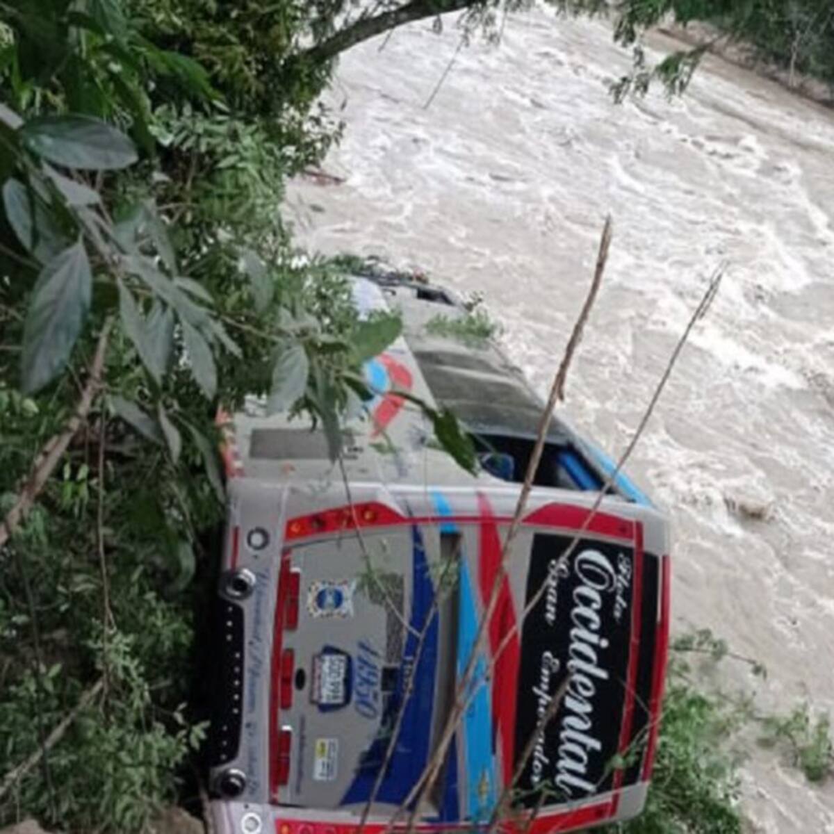 Bus de transporte público estuvo a punto de caer al río Cauca