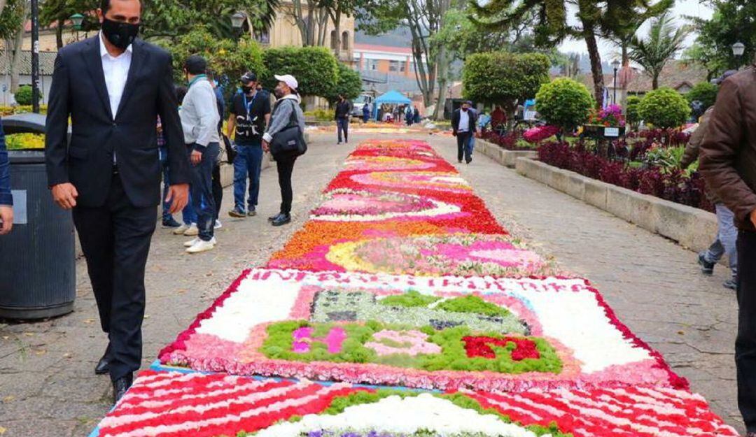 Tapetes Florales que cuentan la belleza de las flores del municipio