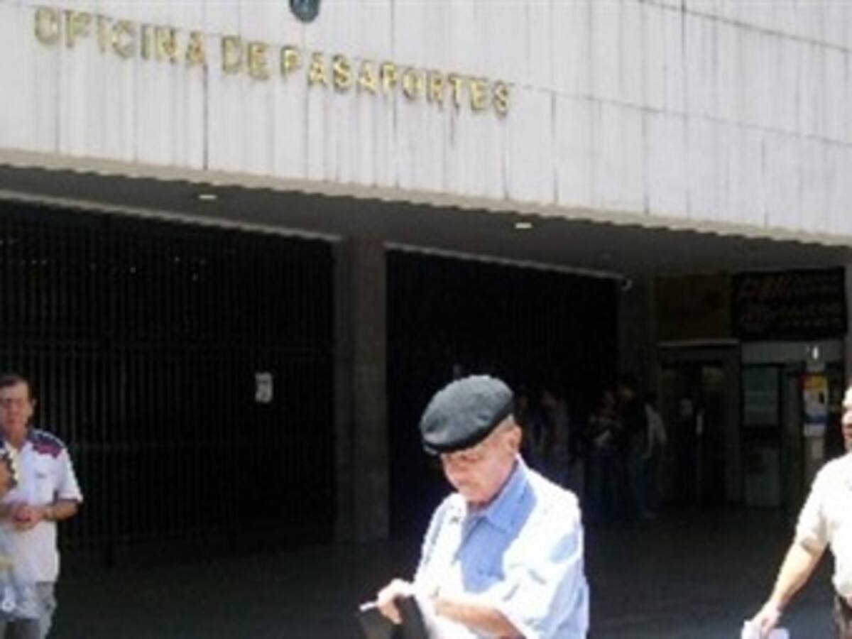 Fallas en la cancillería retrasan expedición de pasaportes