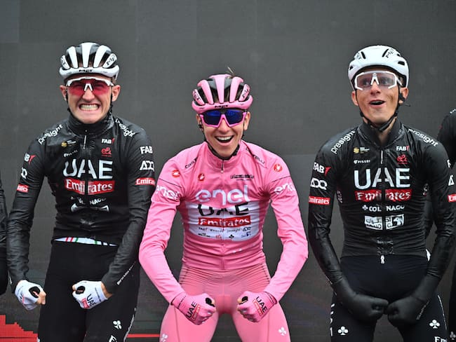 Alpago (Italy), 25/05/2024.- Slovenian rider Tadej Pogacar of team Uae Emirates wearing the overall leader&#039;s pink jersey, on the signing in podium ahead the departure of the 20th stage of the 107 Giro d&#039;Italia 2024, cycling race over 184 km from Alpago to Bassano del Grappa, Italy, 25 May 2024. (Ciclismo, Italia, Eslovenia) EFE/EPA/LUCA ZENNARO