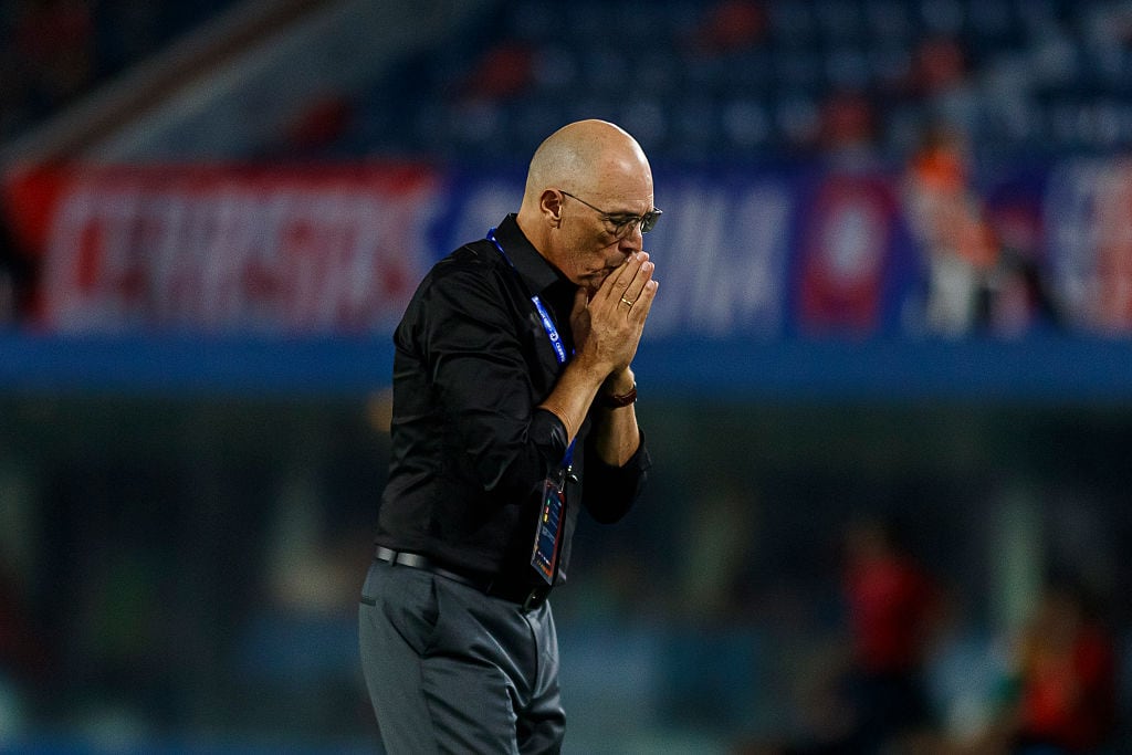 ASUNCION, PARAGUAY - APRIL 14: Junior Head Coach Alfredo Arias reacts during a Copa CONMEBOL Libertadores match between Cerro Porteno and Junior at Estadio General Pablo Rojas - La Nueva Olla on April 14, 2026 in Asuncion, Paraguay. (Photo by Martín Fonseca/Eurasia Sport Images/Getty Images)